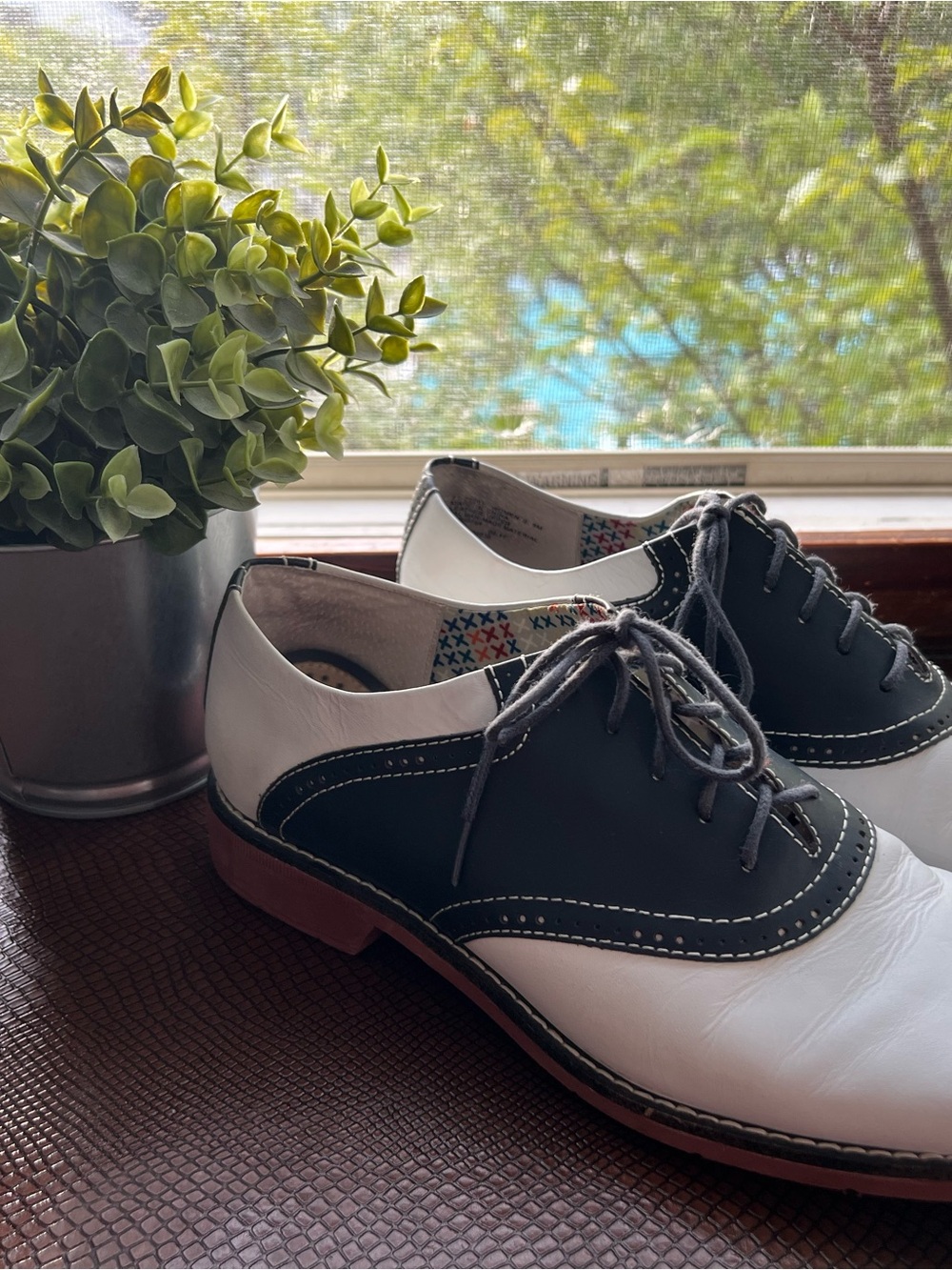 G.H. Bass & Co. Two-Tone Saddle Oxfords in Navy & White Women’s Size 8